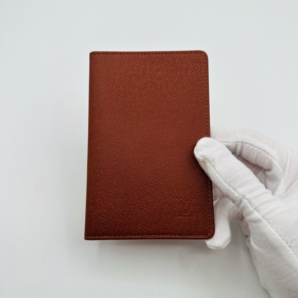 Louis Vuitton Taiga Bi Fold Card holder